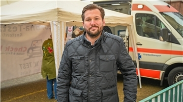 Tom Czarnetzki hat mit Unterstützung ein mobiles Testzentrum eröffnet, das vormittags in der Langen Straße steht und nachmittags an anderen Orten eingesetzt wird.