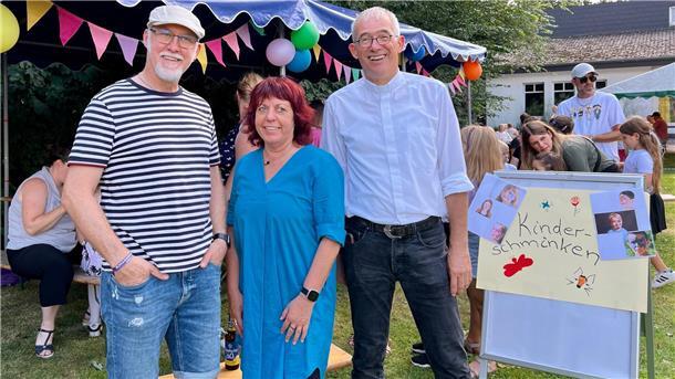 Zwei Männer und eine Frau beim Sommerfest