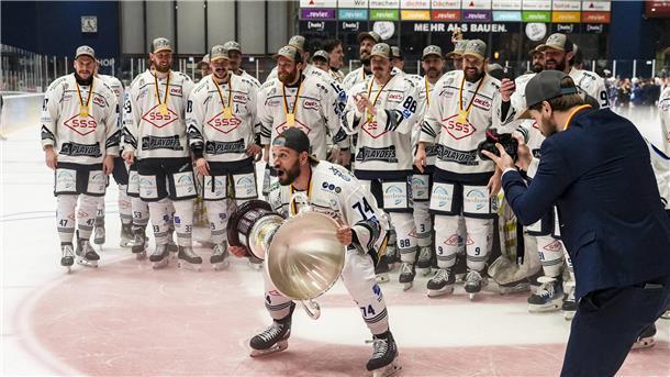 Eishockey-Aufsteiger mit 7 Millionen-Etat: Dresden ist gekommen, um zu bleiben Tomas Sykora mit dem Meisterpokal der DEL2: Der Ex-Pinguins-Spieler hat die Dresdner Eislöwen zum Aufstieg geschossen. Damit gibt es bald ein Wiedersehen in Bremerhaven.