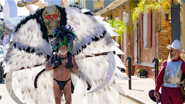 Tommy Stubblefield trägt sein Poison Mushroom-Kostüm, das er in der Kategorie „Bestes Leder“ bei den Bourbon Street Awards am Mardi Gras Day  gewonnen hat.