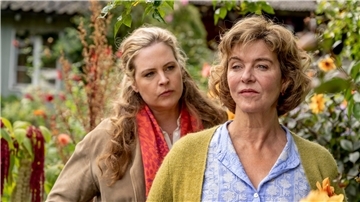 Toni (Diana Amft, l) weiß nicht alles über ihre Mutter Heidi (Margarita Broich).