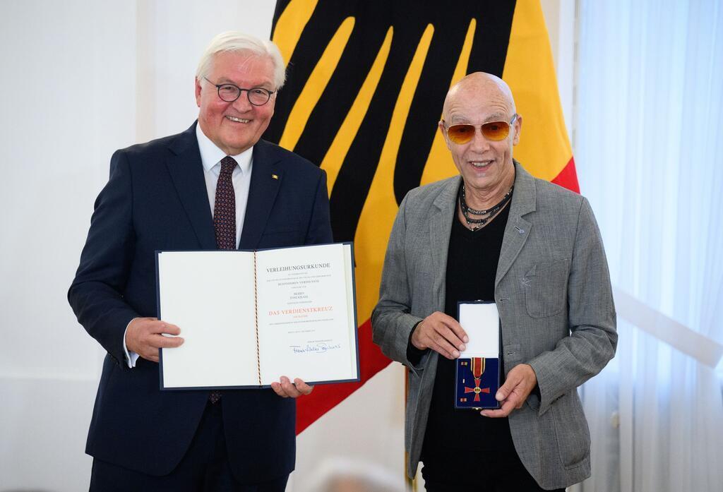 Warum Ex-City-Sänger Toni Krahl mit 75 noch mal durchstartet Toni Krahl wird von Bundespräsident Frank-Walter Steinmeier im Schloss Bellevue der Verdienstorden der Bundesrepublik Deutschland verliehen.