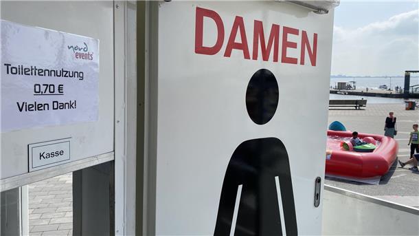 Maritime Tage (Update 36): Ein letzter Gruß an die schwimmenden Gäste Top in Schuss, aber nicht ganz preiswert.: Ein Toilettengang in einem der Wagen kostet bei den Maritimen Tagen 70 Cent.