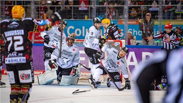 Pinguins legen drei Punkte unter den Weihnachtsbaum Tor für Fischtown: Bremerhaven jubelt, die Kölner Spieler sacken enttäuscht zusammen.