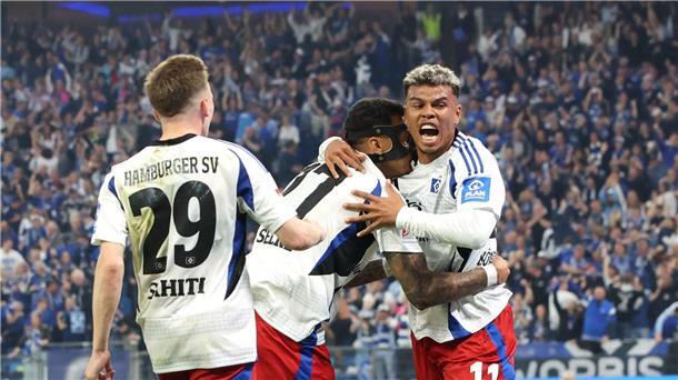 Endlich wieder Bundesliga: HSV im Partyrausch zum Aufstieg Tor zum 2:1: Hamburgs Ransford Königsdörffer (r) jubelt mit seinen Teamkollegen.