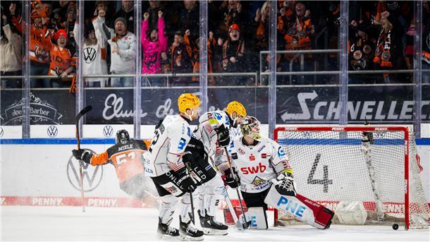 Die Pinguins verpassen das Triple im Nordderby Tor zum 2:1 während des Spiels zwischen den Grizzlys Wolfsburg und den Pinguins Bremerhaven am 12.01.2025 in Wolfsburg, Deutschland. (Foto von Florian Pohl / City-Press GmbH Bildagentur)