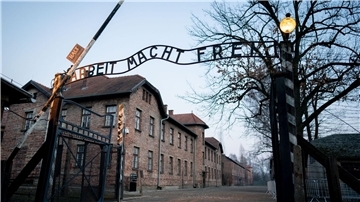 Tor zum früheren Konzentrationslager Auschwitz I im polnischen Oswiecim.