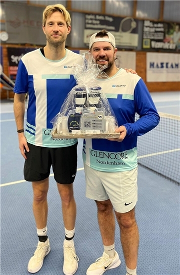 Torben Renken und Dennis Diekmann spielen Tennis für den SV Nordenham