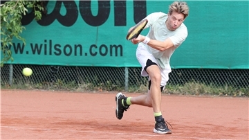 Torben Renken vom SV Nordenham spielt Tennis
