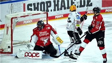Eine Torraumszene im Eishockey. Hier scheitern die Pinguins an Kölns Torwart Julius Hudacek, der nun nach Dresden wechselt.