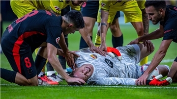Torhüter Marc-André ter Stegen verletzt sich schwer im Knie.