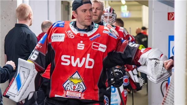 Eishockey-Torhüter Maximilian Franzreb klatscht mit Fans ab.