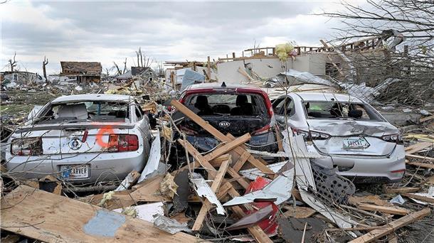 „Preis des Risikos steigt“: Rückversicherer wollen mehr Geld Tornado-Schäden im Mittleren Westen der USA. Die Rückversicherer erwarten, dass schwere Stürme, Hitzewellen und Waldbrände infolge des sich beschleunigenden Klimawandels zunehmen werden.