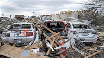 Tornado-Schäden im Mittleren Westen der USA. Die Rückversicherer erwarten, dass schwere Stürme, Hitzewellen und Waldbrände infolge des sich beschleunigenden Klimawandels zunehmen werden.
