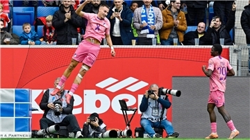 Heimsieg in Pink und mit Schleife: Hoffenheim beendet Misere Torschütze Tim Lemperle (l.) jubelt nach seinem Tor gegen Heidenheim.