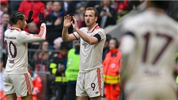 Torschützen jubeln gemeinsam: Leroy Sané (l) und Harry Kane.