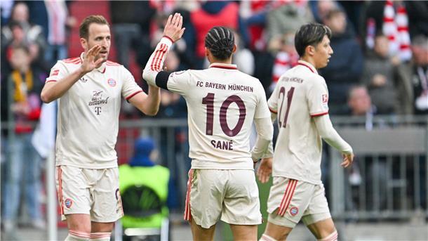 Torschützen unter sich: Harry Kane (l) und Leroy Sané (m). Hiroki Ito (r) war da noch auf dem Platz.