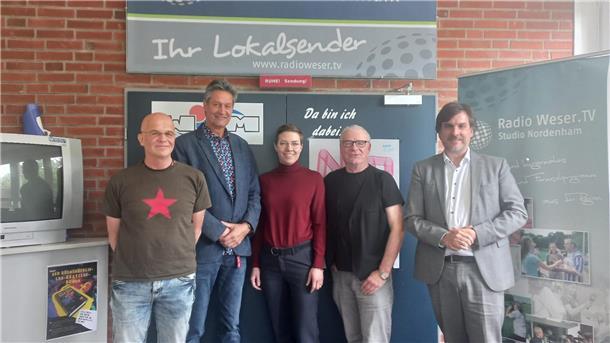 Stabwechsel bei der Landesmedienanstalt: Besuch bei Radio Weser.TV  Gruppe Torsten Folge, Tim Lorenz, Eva Spittka, Dr. Klaus-Jürgen Buchholz und Bürgermeister Nils Siemen (von links) tauschten sich über Zukunftsperspektiven des Bürgerrundfunks aus.