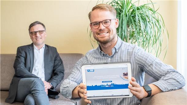 Torsten Klose, Verlagsgeschäftsführer der NORDSEE-ZEITUNG (links), und Mitinitiator Marius Morck freuen sich über den Erfolg des Gutscheinportals „Heimatpräsent“.