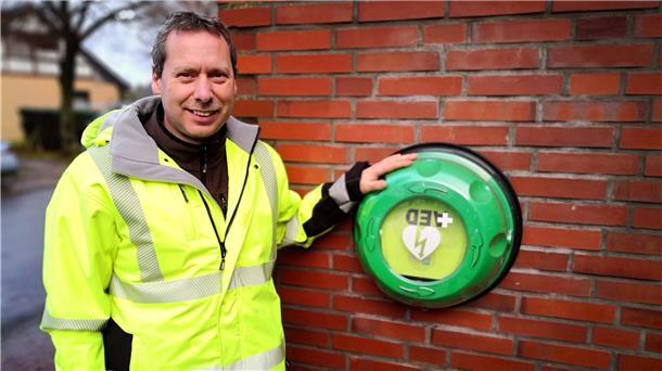 Neue Defibrillatoren für Geestland Mann im gelben Anorak vor einer Mauer.