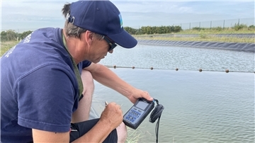 Torsten Rambow überprüft die Wasserqualität in einem der Becken der Wasseraufbereitungsanlage der Nordsee-Lagune.