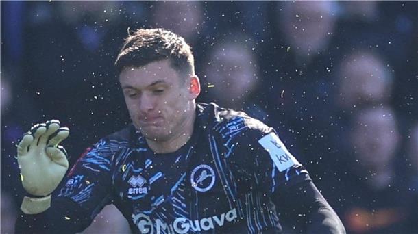 Nach Foul an Mateta: Torwart soll länger gesperrt bleiben Torwart Roberts hatte Stürmer Mateta von Crystal Palace mit dem Fuß am Kopf getroffen.
