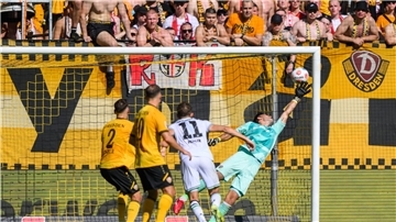 Torwart Tim Schreiber (Dynamo Dresden, r) kann das Tor zum 2:2 nicht verhindern.