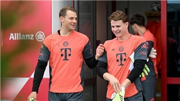 Torwartwechsel bei Bayern: Jonas Urbig (r) ersetzt in Gladbach Manuel Neuer (l) im Tor. 