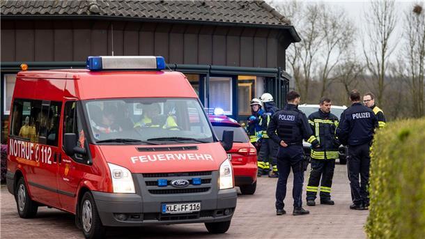 Vier Menschen sterben bei Brand in Seniorenheim Tote und Verletzte bei einem Brand in einem Seniorenheim: Polizei und Feuerwehr im Einsatz in Bedburg-Hau.