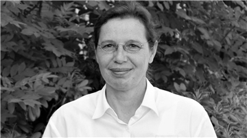 Frau mit Brille in einem weißen Hemd