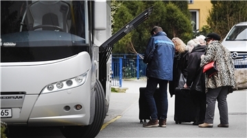 Touristen an einem Reisebus, ein Bild aus guten Zeiten: Inzwischen ist das Geschäft der Reisebusbetreiber zum Erliegen gekommen.
