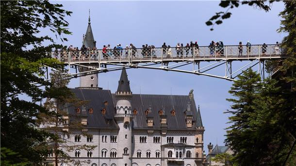 Prozess: Angeklagter räumt Gewalttat bei Neuschwanstein ein Touristen auf der Marienbrücke vor dem Schloss Neuschwanstein.