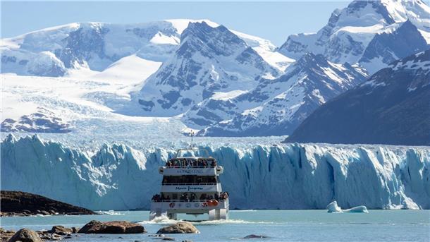 Perito-Moreno-Gletscher in Argentinien zieht sich zurück Touristen fahren durch den Lago Argentino an den Gletscher Perito Moreno.