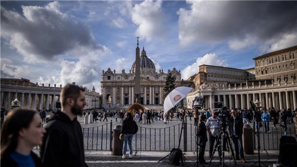 Touristen, Gläubige und Journalisten stehen vor dem Petersdom in der Vatikanstadt.