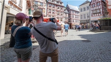 Touristen im Fachwerk-Städtchen Bernkastel-Kues. Die Lust aufs Reisen ist ungebrochen.