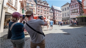 Touristen im Fachwerk-Städtchen Bernkastel-Kues. Die Lust aufs Reisen ist ungebrochen. (Archivbild)