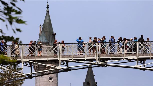 Nach Gewalttat bei Neuschwanstein Opfer aus Klinik entlassen Touristen stehen auf der Marienbrücke vor dem Schloss Neuschwanstein.