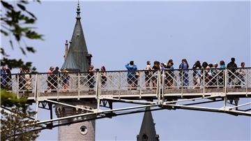 Touristen stehen auf der Marienbrücke vor dem Schloss Neuschwanstein.