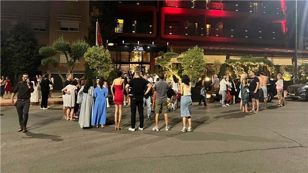 Erdbeben in Marokko: Zahl der Toten steigt auf mehr als 2000 Touristen stehen nach dem Erdbeben vor einem Hotel in Marrakesch.