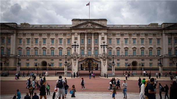 Was wird aus dem Buckingham-Palast? Touristen vor den Toren des Buckingham-Palast, der in wenigen Wochen schließt.