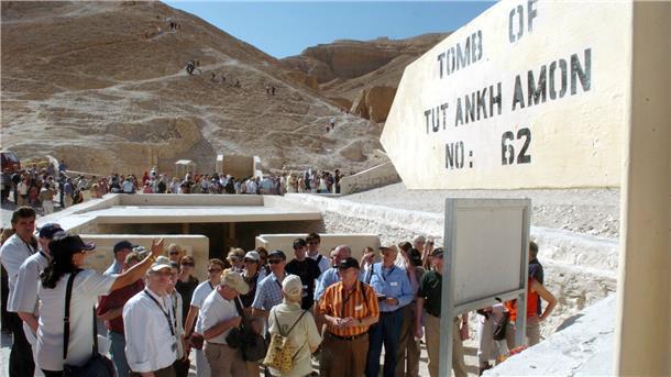100 Jahre Tutanchamun: Wie Howard Carter einen Star ausgrub Touristen warten vor dem Eingang des Grabes mit der Nummer 62 von Pharao Tutanchamun im Tal der Könige.