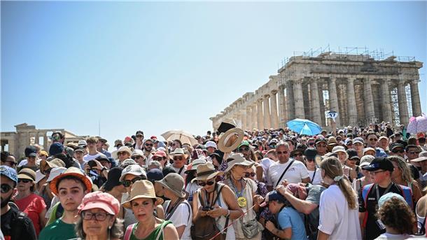Keine Entwarnung für Hitze in Südeuropa Touristenmassen beim Parthenon-Tempel auf der Akropolis.