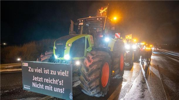 Tracktoren an der Auffahrt zur Autobahn A20 Grimmen-Ost (Mecklenburg-Vorpommern).