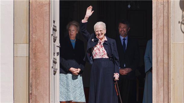Königin Margrethe - Eine besondere Dänin wird 85 Traditionsgemäß winkt Margrethe an ihrem Geburtstag dem Volk zu. (Archivbild)