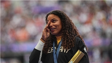 Tränen der Freuden verdrückte Kugelstoß-Olympiasiegerin Yemisi Ogunleye.