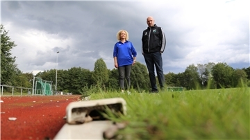 Träumen von einem Kunstrasen-Platz in Hagen: Xenia Köstergarten vom JFV Staleke und Julian Berndt vom FC Hagen/Uthlede.