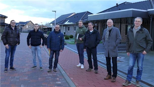 Timo Gärtner (Leiter Bauamt Gemeinde Loxstedt), Straßenbaumeister William Eva, Dirk Ahrens-Meinhardt (Bauamt Gemeinde Loxstedt), Lars Stollberger (Projektleiter Sweco GmbH), Klaus Schmidt (Bauleiter Firma Machulez), Bürgermeister Detlef Wellbrock und Gerd Keithan (Bauausschussvorsitzender) bei der Endabnahme in der Wasserwerkstraße