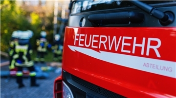 Das Symbolfoto zeigt Feuerwehrleute und ein Feuerwehrauto.