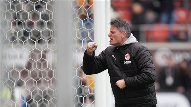 Trainer Alexander Blessin und der FC St. Pauli spielen am Samstag beim VfL Wolfsburg.