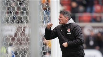 Trainer Alexander Blessin und der FC St. Pauli spielen am Samstag beim VfL Wolfsburg.